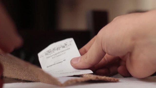 Guest At the restaurant (Cafe) brought an account to pay for food and drinks. The client takes out $ 50 and lays money to check for payment and gives it to the waiter. Tipping for the bartender