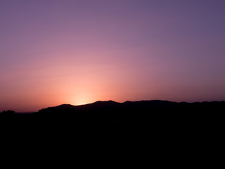 silueta de colinas en el atardecer