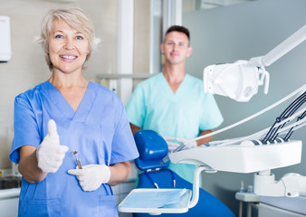 Obraz premium Female dentist smiling with thumb up