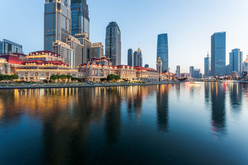 Fototapeta premium Panoramę śródmieścia na nabrzeżu miasta Tianjin z rzeką Haihe, Chiny.