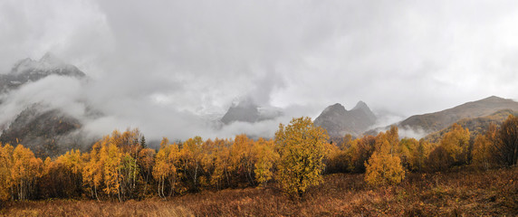 Fototapeta na wymiar Осень в горах