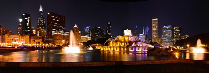 Fototapeta na wymiar Chicago skyline and Buckingham Fountain at night.