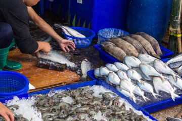 海鮮市場・魚を捌く風景