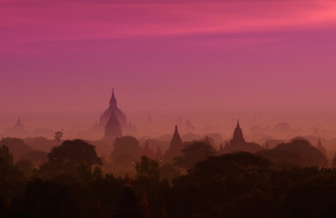 Obraz premium Twilight sky in thousand pagodas of Bagan, Myanmar.