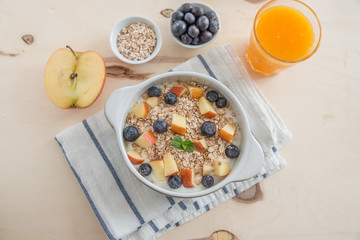 Joghurt mit Müsli und Beeren 