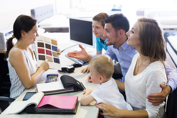 Obraz premium Mattress seller working with customers