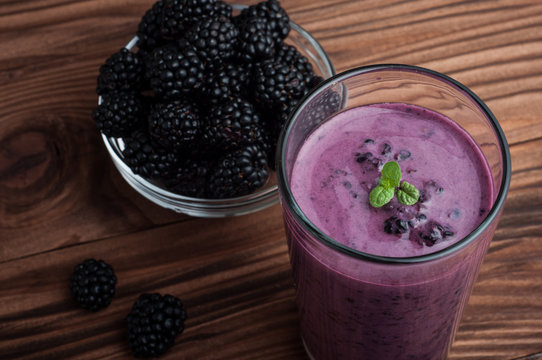 Blackberry jogurt smoothie in glass and fresh berries series
