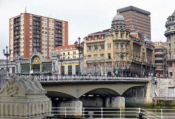 Blick auf die Brücke Arenal und Bahnhof Santander in Bilbao
