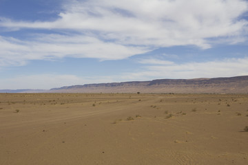 Fototapeta na wymiar Montagne dans le désert, Sahara au Maroc
