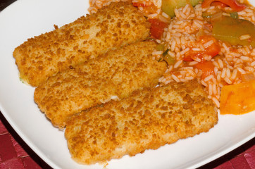 Panierte Seelachsfilet an Letschogemüsereis