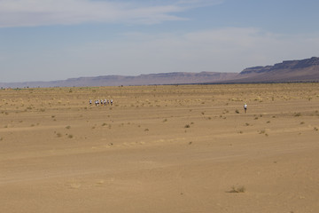 Fototapeta na wymiar Coureurs désert Sahara, Maroc