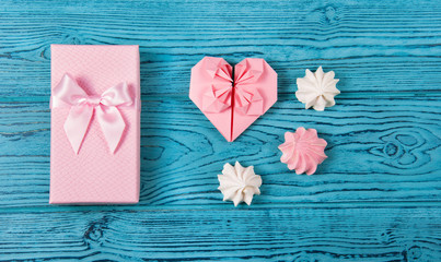 Plakat Gift box with bow and paper heart of origami. Romantic gift