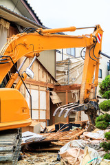 解体工事中のショベルカー