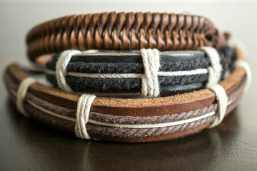 Braune Lederarmbänder