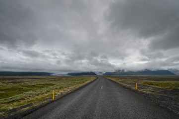 Fototapeta na wymiar route brumeuse islande