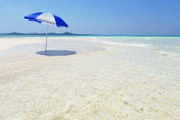 沖縄の美しい海とビーチパラソル