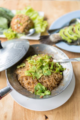 Shrimp potted with vermicelli