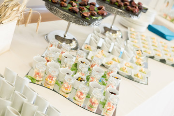 Antipasti su vassoi a specchio