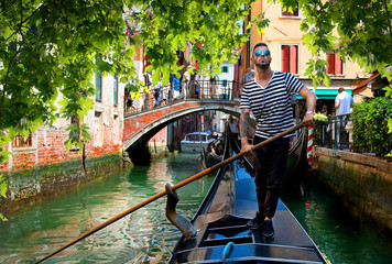Gondolier in Venice - obrazy, fototapety, plakaty