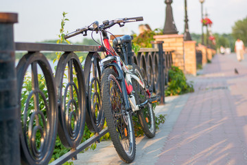 Obraz premium Bicycle leaning against the parapet on the quay