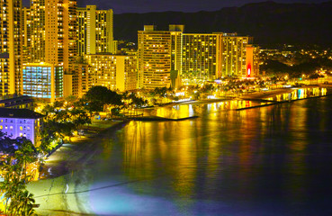 Fototapeta na wymiar ハワイ　夜のワイキキビーチ