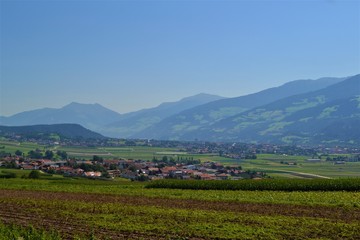 Fototapeta na wymiar Dorf mit Feldern in Tirol