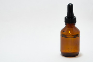 薬品のビンとスポイト