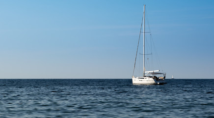 Fototapeta premium relax in barca vela/ barca a vela in mezzo al mare con il mare calmo