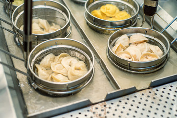 Machine for cooking dumplings