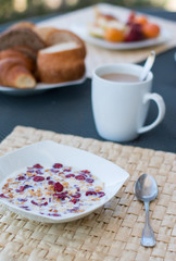 Frühstück mit Müsli, Kaffee und Croissant am Morgen