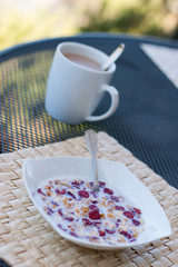 Frühstück mit Müsli und Kaffee am Morgen