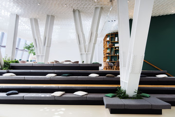 Multifunctional space for rest, presentations and meetings in a 