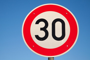 Verkehrszeichen Höchstgeschwindigkeit 30 km/h