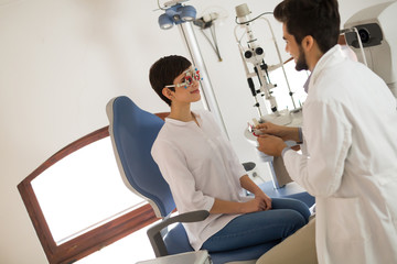 Obraz premium optometrist checking patient eyesight and vision correction