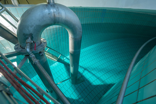 Hochbeh&auml;lter mit Wasserspeicher und Wasserzulauf im Vordergrund
