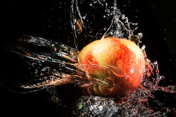 jabłko w wodzie - obrazy, fototapety, plakaty