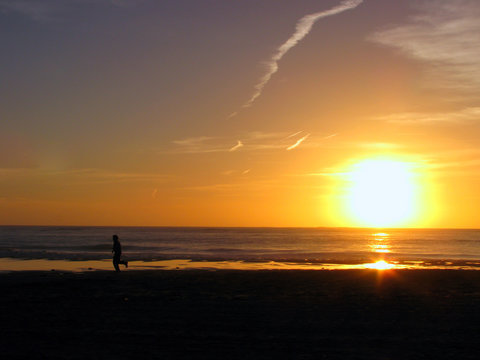 atardecer en la playa de la bahia de C&aacute;diz, Andaluc&iacute;a. Espa&ntilde;a