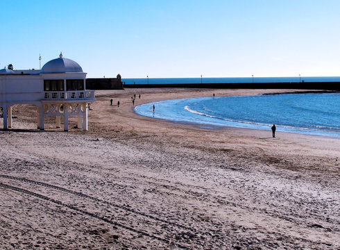 atardecer en la playa de la bahia de C&aacute;diz, Andaluc&iacute;a. Espa&ntilde;a