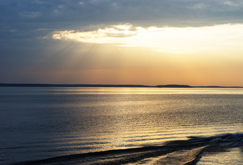 Obraz premium Sunset rays over the ocean landscape background
