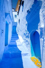 Keuken spatwand met foto Straat en gebouw in Chefchaouen, de blauwe stad in Marokko. Oude traditionele stad. Reisbestemming concept. Architecturale decoratie en ontwerpdetails. © Visual Intermezzo