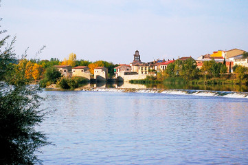 Obraz premium La ciudad de Zamora desde el puente de piedra sobre el río Duero