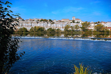 Fototapeta premium La ciudad de Zamora desde el puente de piedra sobre el río Duero