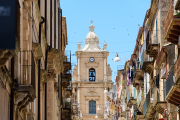 Strasse mit barocken Fassaden in Ragusa