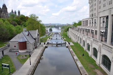 Fototapete Kanal Rideau-Kanal in der Innenstadt von Ottawa, Ontario, Kanada. Der Rideau Canal wurde aufgrund des ältesten kontinuierlich betriebenen Kanalsystems Nordamerikas als UNESCO-Weltkulturerbe registriert.