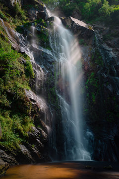 Some rays of sun cross the waters of the Toxa waterfall