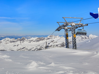 Fototapeta na wymiar Overhead cable car on Mt. Titlis in Switzerland