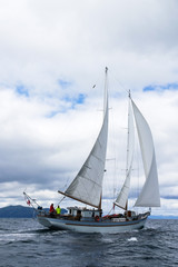 Fototapeta premium Szkuner mija chmurę pod żaglami