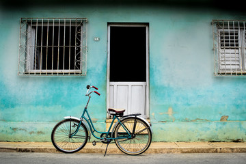 Fototapeta na wymiar An old bicycle in Cuba