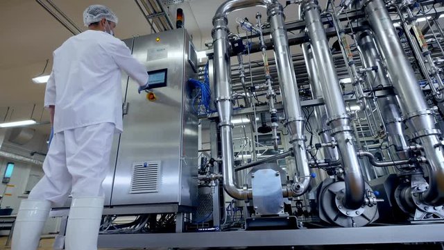 An operator sets work mode for dairy piping. 