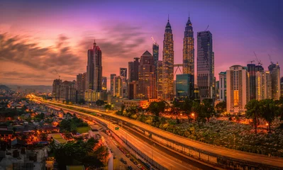 Foto auf Acrylglas Stadtbild der Skyline der Stadt Kuala Lumpur bei Sonnenaufgang in Malaysia. © nuttawutnuy